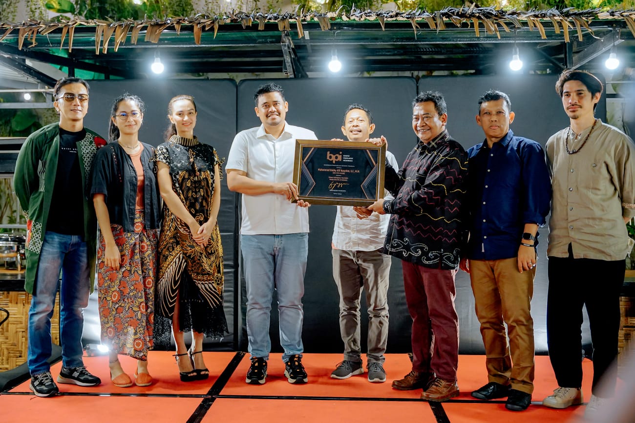 Bobby Nasution Terima Penghargaan Pelopor Kebangkitan Film Medan Menuju  Kota Film di Indonesia – DNABerita