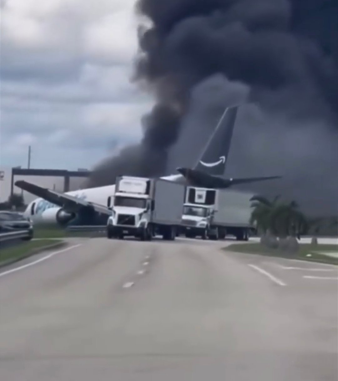 Pesawat Kargo Milik Amazon Kecelakaan di Bandara Miami, Lima Orang Dilaporkan Tewas
